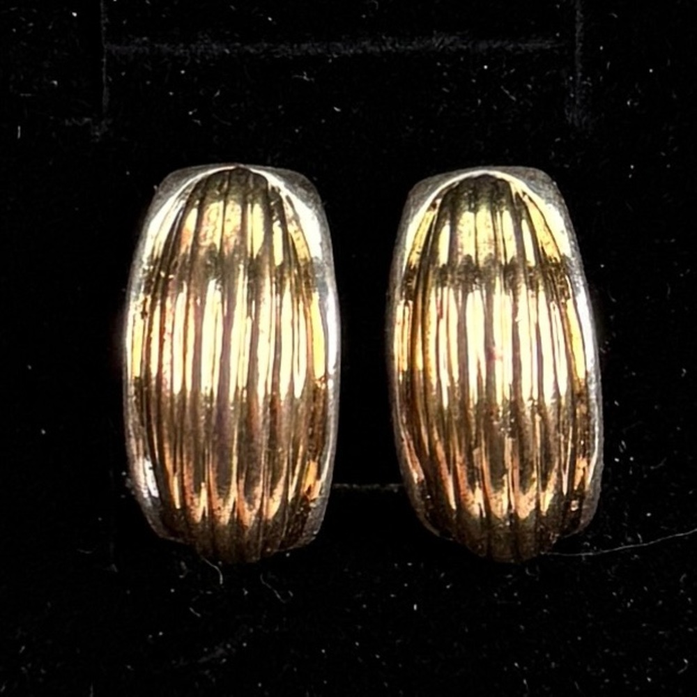 Vintage weighted, two tone, goldtone, silvertone, ribbed clip on earrings - Picture 8 of 9